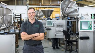 Frank Rademacher, Gruppenleiter Montage Industriemaschinen, Vemag Maschinenbau: „Für uns ist die Einführung der Vier-Tage-Woche eine „Win-Win-Situation“. Die Mitarbeiter*innen sind zufriedener und die Produktivität steigt.“ (Bild: Vemag)