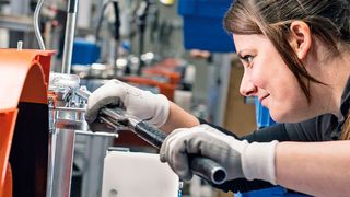 An aktuell 23 Montagelinien werden die Stihl Produkte von ca. 600 Mitarbeitern gefertigt. (Bild: Stihl Tirol GmbH)