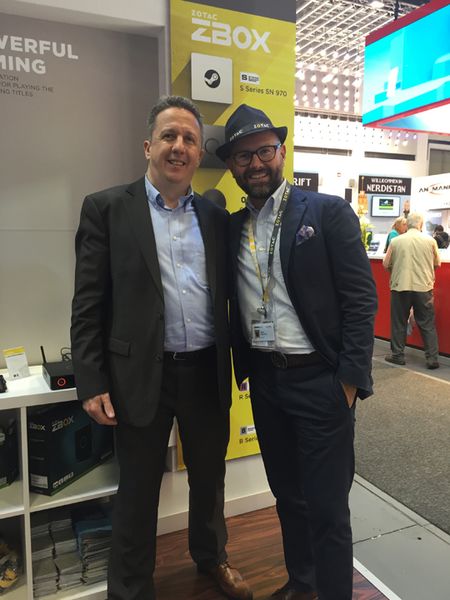 Lässig auf jeder Messe sind (l.) Nils Stallmach, Seasonic und Maciej Wieczorek, ZOTAC (Bild: IT-BUSINESS)