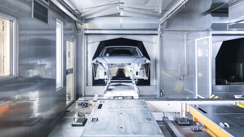 Mit der KI-gestützten Trocknersteuerung testet Audi in der Lackiererei am Standort Neckarsulm die erste Anwendung aus einer IPAI-Kooperation im Serienbetrieb.(Bild:  Audi)