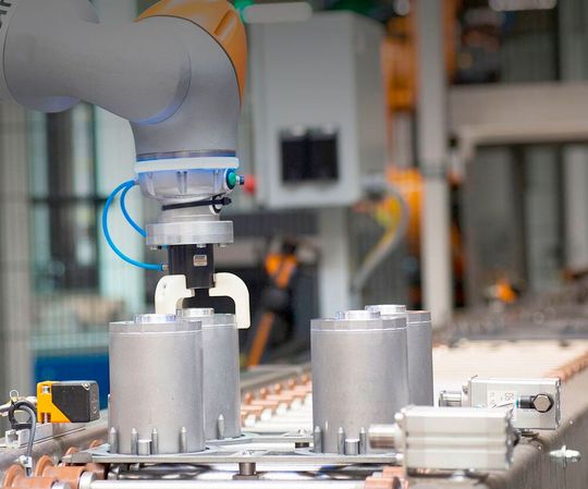 Verkauft! Blick in die Montage von Voit Automotive aus St. Ingbert. Heute hat das Unternehmen der Belegschaft mitgeteilt, dass es vom chinesischen Unternehmen Millison Technologies übernommen wurde. Lesen Sie hier, was sich da tut ...(Bild:  Voit Automotive)