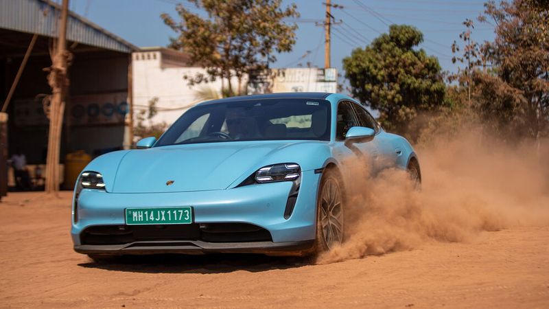 Nebenstraßen sind häufig nur Sandpisten. (Bild: Porsche)