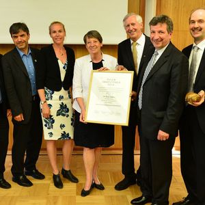 Dr. Peter Köhler, Vorstandsvorsitzender der Weidmüller Gruppe (2.v.r.) nimmt die Urkunde aus den Händen von Bundesumweltministerin Barbara Hendricks (m.) und dem B.A.U.M.-Vorstand entgegen.