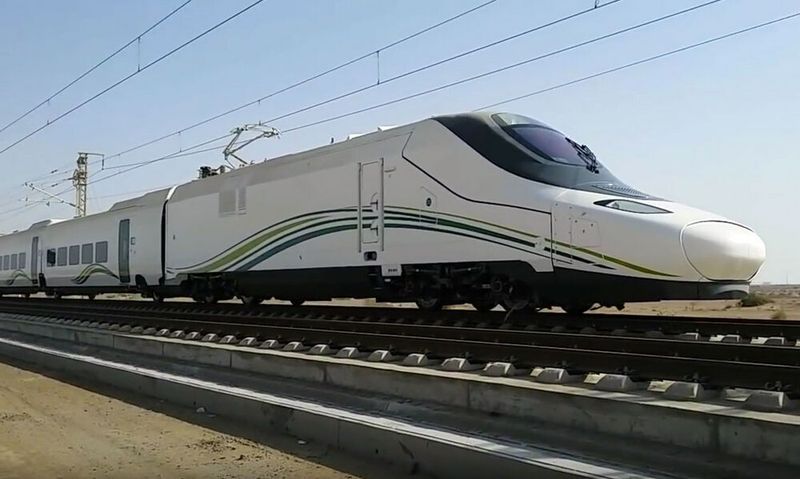 Auf Platz 10 liegt die Haramain High Speed Railway – auch Talgo 350 SRO nach dem spanischen Hersteller Talgo genannt. Die Züge der Saudi Railways Organizaiton erreichen eine Geschwindigkeit von 300 km/h.  (Talgo 350 SRO / FlyAkwa / CC BY-SA 4.0)
