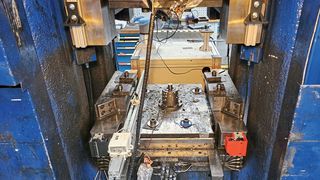 Prozessüberwachung mit KI: IPH und Jobotec zeigen, dass sich alte Maschinen mit Sensoren und KI nachrüsten lassen – und dass die KI-gestützte Prozessüberwachung robust genug ist für den Einsatz im industriellen Umfeld. (Bild: Nils Doede, IPH)