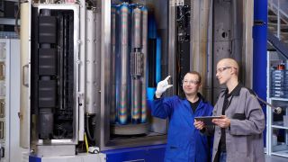 Dank industrienaher Fertigung am Fraunhofer IWS gelangen ta-C-Schichten schnell von der Forschung in die Praxis. Laser-Arc-Anlagen können diese Beschichtungen herstellen, die besonders unter hohen mechanischen oder tribologischen Belastungen ideale Eigenschaften liefern. Das soll Reibverluste reduzieren und Bauteile in anspruchsvollen tribologischen Systemen sicher vor Verschleiß schützen. (Bild: Jürgen Jeibmann/Fraunhofer IWS)