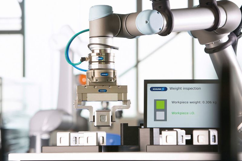 Für die Leichtbauroboter von Universal Robots bietet Schunk ein abgestimmtes End-of-Arm-Programm, das elektrisch und pneumatisch gesteuerte Greifer, Schnellwechselmodule sowie Kraft-Momenten-Sensoren enthält, mit denen auch intelligente Anwendungen realisiert werden können. (Schunk)