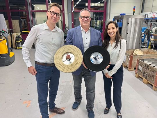 De g. à dr., Pascal Scherer, CSO, Marc Schori, CEO et propriétaire et Melina Scheurer, administration/marketing. La brosse de gauche est en poil de chèvre et celle de droite en poil de cheval, des matériaux encore demandés dans l'horlogerie.(Source :  MSM)