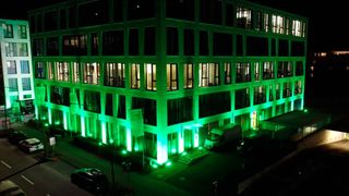 Zum Auftakt seiner „grünen Mission“ hat DKV sein Ratinger Hauptgebäude grün erleuchtet. (DKV)