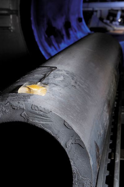Auf einem Stahlrohr aufgebrachter Ultraschallwandler zur Zustandsüberwachung an 600 °C heißen Rohrleitungen (Bild: Knud Dobberke für Fraunhofer ISC)