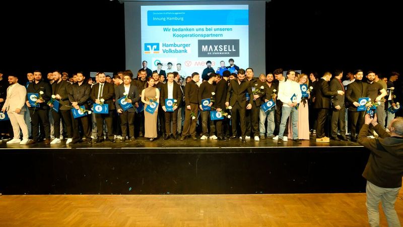 123 Auszubildende des Hamburgischen Kfz-Gewerbes wurden im Hamburger Stadtteil Wilhelmsburg freigesprochen. Die Feier fand in diesem Jahr zum ersten Mal im Veranstaltungscenter Wilhelmsburg im Süwesten der Hansestadt statt. Obermeister Martin Krohn entließ die frischen Gesellinnen und Gesellen in eine aussichtsreiche Zukunft in den Hamburger Betrieben: „Ihr werdet alle gebraucht!“, sagte er.  (Bild: Holger Zietz - VCG)