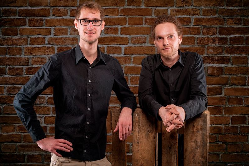 Pamyra (www.pamyra.de), gegründet von den Erfurter Jungunternehmern Felix Wiegand und Steven Qual, kombiniert eine offene Frachtenbörse mit einer kostenlosen Transportvermittlung. Ziel ist, unnötige Leerfahrten zu vermeiden. Kunden – ob gewerbetreibend oder privat – geben die Daten ihrer Frachtsendung in die Suchmaske ein. Pamyra berechnet aus der Größe der Fracht, dem Ort des Versenders und dem Zielort die infrage kommenden Touren, die von den Speditionen zuvor eingestellt wurden. Der Versender wird sofort über den Zeitpunkt der Fahrt und die anfallenden Kosten informiert und kann entscheiden, ob er das Angebot annimmt oder nicht. Der Nutzen für den Verbraucher liegt auf der Hand: ein Dutzend Angebote für eine Transportanfrage innerhalb von 30 Sekunden – und das mit der Möglichkeit, direkt zu buchen. „Auf Speditionsseite gab es zunächst Vorbehalte gegen die Preistransparenz“, räumt Wiegand ein. Mittlerweile schätzten seine Geschäftskunden pamyra.de jedoch als einen zusätzlichen, autarken Vertriebskanal: „Die Plattform generiert ohne Mehraufwand on top Aufträge und spart erhebliche Arbeit bei der Angebotserstellung.“ (Bild: Pamyra)
