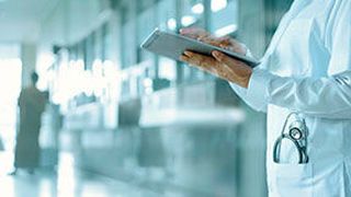 Mithilfe der Medial App von Avaya kann das Klinikpersonal untereinander oder mit den Patienten kommunizieren (ipopba - stock.adobe.com)