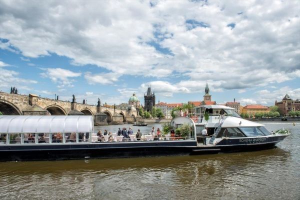 Bohemia Rhapsody auf ihrer Fahrt durch Prag: Die enge Moldau stellt hohe Anforderungen an die Manövrierbarkeit des großen Schiffes. (Prague Boats)