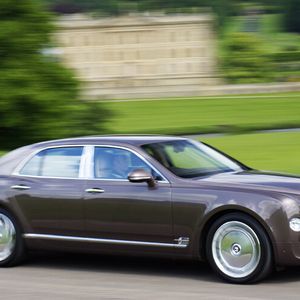 Angetrieben wird die Luxuslimousine von einem 6,7-Liter-V8-Turbo mit 377 kW/512 PS.