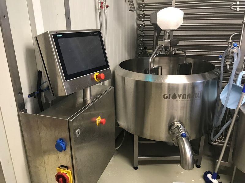Der automatisierte Käsekessel ermöglicht einen Fernzugriff per Computer oder Mobiltelefon und eine Programmierung von 100 Rezepturen mit bis zu 100 Prozessschritten. (Siemens)