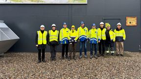 Prof. Martin Gräbner (TU Bergakademie Freiberg), Dr. Peter Seifert (TU Bergakademie Freiberg), Dr. Mario Kuschel (CAC Engineering), Rene Alcaraz Frederiksen (CEO Kassø E-Methanol & Solar Park), Stefan Lorenz (CAC Engineering), Thomas Hornbogen (CAC Engineering), Shingo Takahashi (Mitsui & Co. Deutschland), Henrik Clarson (European Energy), Toshikazu Yamazaki (CCO Solar Park Kassø) vor der E-Methanol-Produktionsanlage in Kassø, Dänemark  (Bild: Jacob Hartwig Larsen)