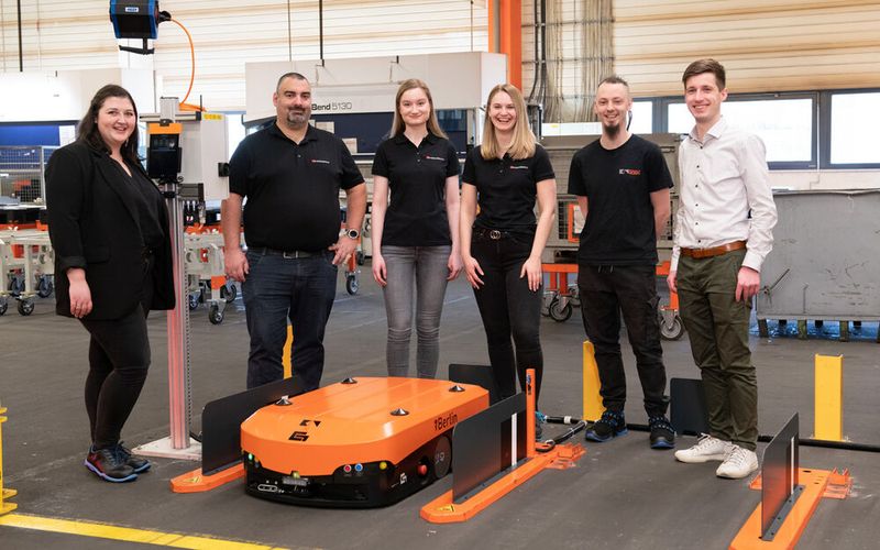 Die Projektteams von König + Neurath und Grenzebach lächeln, angesichts des erfolgreich und fließend in die Produktion integrierten Intralogistiksystems mit acht FTF und dreizehn Bahnhöfen. (Bild: Grenzebach)