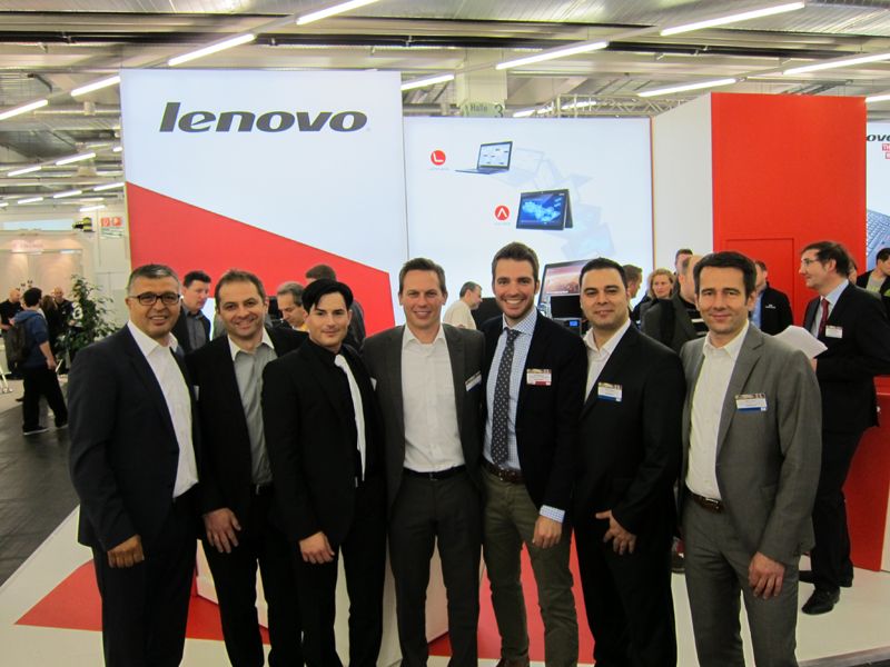 Neue und alte Kollegen unter sich (v. l.): Aggelos Derezis, Matthias Kälberer, Ben Rieger, Gerald Fuchs, Jan Rabenau, SanData, Ömer Sengül und Björn Kaun, Lenovo       (Bild: IT-BUSINESS)