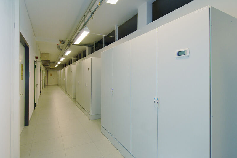 Abbildung 3: Hocheffizient, sicher und redundant: Acht Umluft-Klimasysteme stellen die Kühlung des Rechenzentrums sicher. (Bild: Rittal)