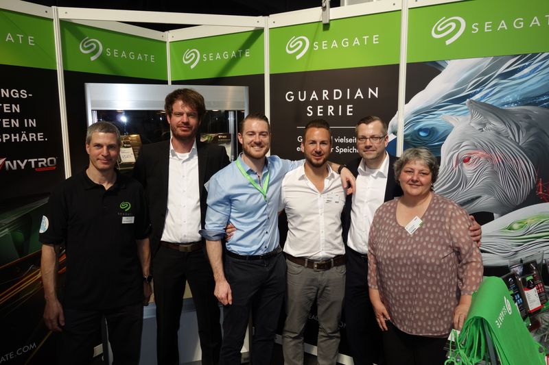 (v. l.) Henrique Atzkern, Seagate, Andreas Wellie, ALSO, Max Muth und Daniel Kramer, Seagate, Ronny Matysiak und Anke Abdennaim, ALSO. (Bild: IT-BUSINESS)
