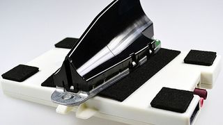 Der Chipsatz für das Kernelement des ATM, das von Peiker entwickelte LTE-fähige NAD (Network Access Device), stammt vom US-amerikanischen Kooperationspartner Qualcomm. (Foto: Peiker)