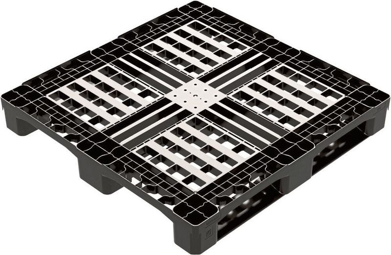 Für den Transport chemischer Güter konzipiert, ist die Chemiepalette aber auch in anderen Branchen beliebt. Cabka-IPS stellt mit CP3 (Bild) und CP9 eine containeroptimierte Variante vor. Die CP3 ist eine Drei-Kufen-Palette aus recyceltem Polyolefine für eine dynamische Beladung von 1400  kg. Bei der CP9 handelt sich um eine Doppeldeck-Palette mit fünf Kufen. Sie eigne sich zur Blockstapelung, da der Tragrahmen das Gewicht gut auf die darunterliegende Ladung verteile.   (Cabka-IPS)