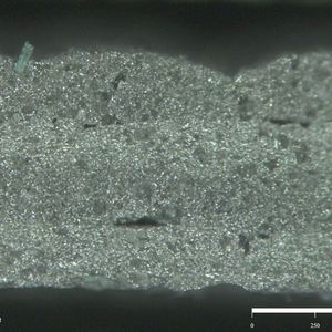 Bild 4:  Mikroskopischer Querschnitt eines additiv gefertigten 3D-Gap-Pads mit drei aufeinanderliegenden Extrusionslagen (Schichthöhe: 200 μm).(Bild:  Kerafol)