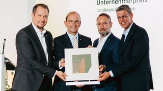 Mink wird vom Landkreis Göppingen ausgezeichnet: Benjamin Zondler (Mink), Gernot Imgart (IHK), Michael Müller (Mink) und Daniel Zimmermann (Mink) (v.l.). (Bild: Daniel Gimmer)