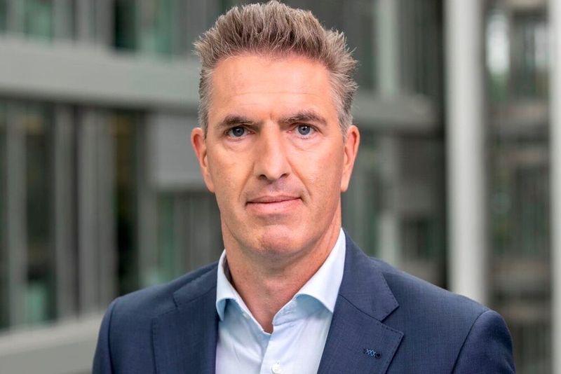 Zum 1. April übernimmt Arjan van der Eijk die Leitung von Innogy eMobility Solutions als Vorsitzender der Geschäftsführung (CEO/COO). Er löst damit die bisherige Geschäftsführerin Elke Temme (COO) ab. Van der Eijk führt das Unternehmen künftig gemeinsam mit Stefan von Dobschütz (Sales, CCO) und Thomas Hüsgen (CFO).
 
Arjan van der Eijk ist seit 25 Jahren in der Energiewirtschaft tätig. Nach elf Jahren bei Accenture wechselte er 2006 zu Essent und verantwortete dort unter anderem das B2C-Geschäft sowie den Bereich Change & Transformation. 2016 übernahm er bei Innogy Führungsfunktionen im internationalen Vertriebsgeschäft. Im Rahmen der Transaktion hat van der Eijk zudem eine maßgebliche Rolle beim Zusammenwachsen des Vertriebsgeschäfts von Innogy und E.ON gespielt. (Innogy)