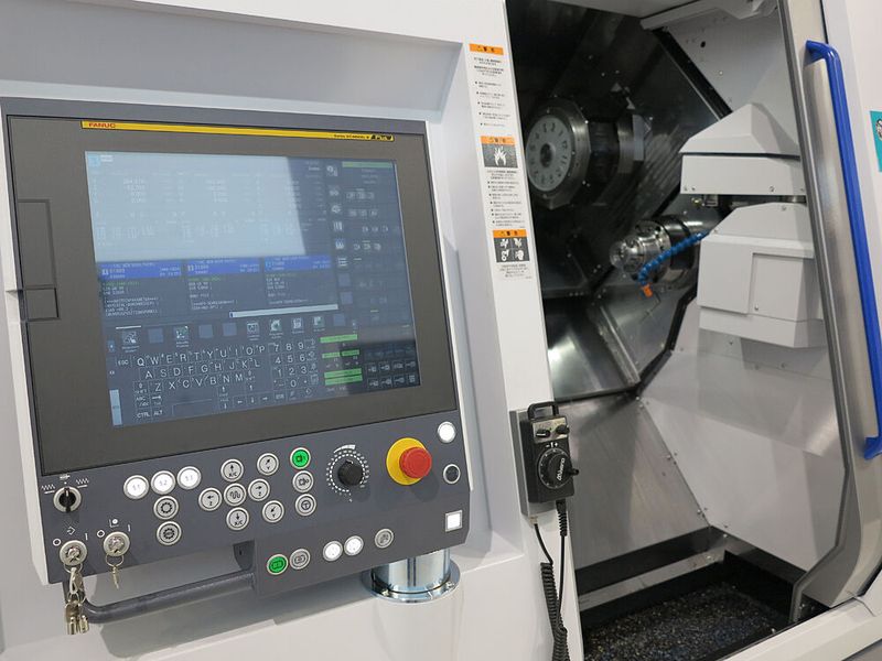 Der 19-Zoll-Bildschirm ermöglicht benutzerfreundliche und präzise Einstellung der Fanuc-Steuerung, und eine größere Scheibe sowie das ergonomisch platzierte Touchpanel bieten bessere Sicht und komfortable Bedienung.  (Bild: KSKOMM)