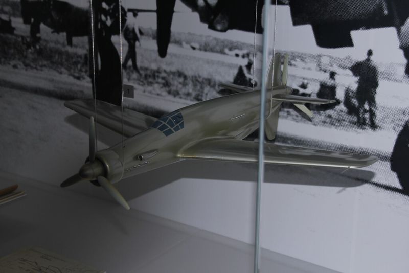 Jagdflugzeug Do-335 mit Zug- und Druckpropeller. (Königsreuther)