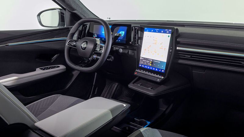 Der Arbeitsplatz des Fahrers wird von einem ein Bildschirm-Duo dominiert, daran schließt sich ein zweites Display im klassischen Hochformat an. (Bild: Renault)