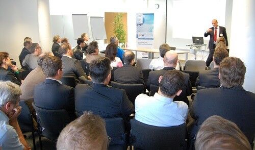 Aufmerksam folgen die Konferenzteilnehmer dem Vortrag von Dr. Arnold Herp. (Johann Wiesböck/EP)