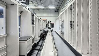 Die Fertigungszelle ist mit einem Roboter ausgestattet, der über ein Schienensystem Paletten und Werkstücke zwischen den verschiedenen Bearbeitungszentren und Stationen transportiert. (Bild: Grob-Werke)