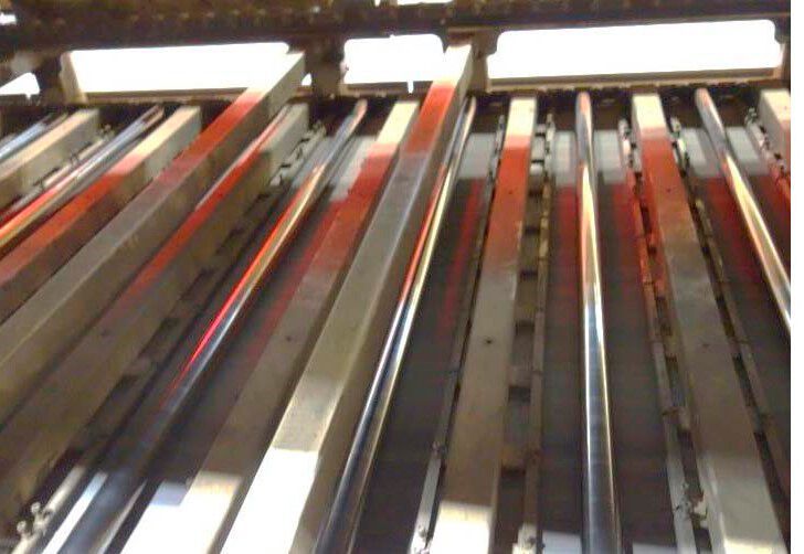 Bei der Wellpappenherstellung braucht man teilweise eine Punktblastung auf die Pappbahnen. Damit diese optimal ist, hat Nestler in den ersten drei Heizpartien der Anlage nur Rollen installiert. Hier ein Ausschnitt daraus. (Bild: GKD)