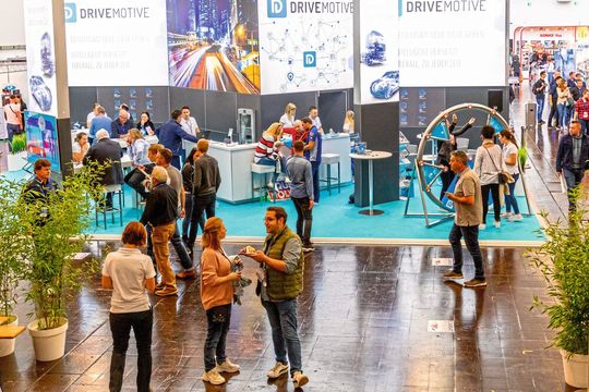 Auf dem Messestand von Drivemotive erhielten interessierte Inhaber von freien Werkstätten ein kostenloses Startpaket. Es beinhaltet nach Aussagen von Carat zehn Dongle, den Zugang zum eigenen Werkstatt-Dashboard und Werbematerialen.  (Bild:  Drivemotive)