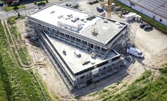 (Richtfest des Dienstleistungszentrums der Kreissparkasse Gelnhausen. Bild: XQuadrat GmbH, Gelnhausen)