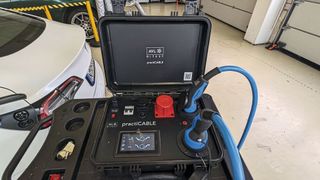 Mit Prüfgeräten wie dem „Practicable“ von AVL Ditest können Werkstätten Ladekabel schnell und sicher testen. (Bild: Dominsky – VCG)