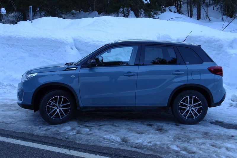 Das Auto ist mit zwei Benzinern zu haben. Neu im Vitara ist der 1,0-Liter-Boosterjet-Benziner, der aus anderen Baureihen wie Ignis und Swift bereits bekannt ist.  (Seyerlein / »kfz-betrieb«)