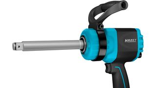 Der 9013 LGTT hat eine sehr lange Antriebsspindel. So erreicht der Monterur auch tiefliegende Verschraubungen ohne zusätzliche, kraftreduzierende Verlängerung. (Bild: Hazet)