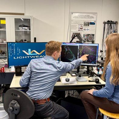 Mit dem Lightweaver-Mikroskop lässt sich ein zehnmal größeres Bildfeld erzielen als bisher möglich war. (Bild: Universität Bielefeld/Jana Haver)