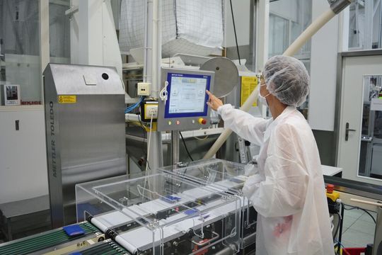 Dynamische Kontrollwaagen überprüfen das Gewicht jedes Produktes in Bewegung und in Echtzeit, ohne den Produktionsablauf zu unterbrechen.(Bild:  Mettler-Toledo)