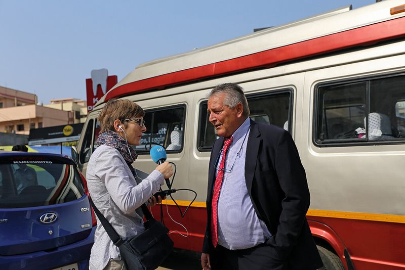 Rolf Muster im Radiointerview vor dem Büro der indischen Schaublin-Niederlassung. (Anne Richter, SMM)