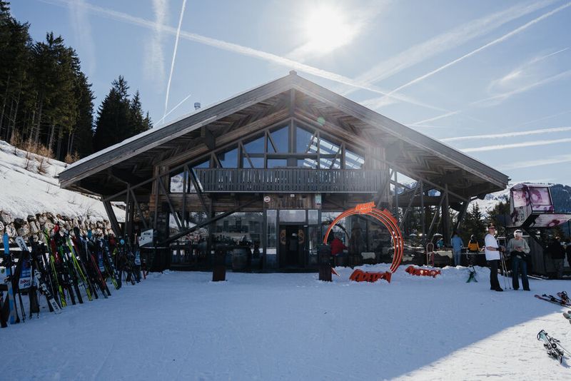 Am Mittag erwartete TOMs Hütte uns mit ganz viel Sonne, leckerem Essen und kühlen Getränken. (Bild: Manuel Emme Fotografie)