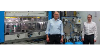 Kölle-Produktionsleiter Rainer Göbel (links) und Daniel Assmann, Vertriebsleiter bei Eckardt. Göbel ist sehr zufrieden: „Wir können nun jede Materialstärke effizient und bedarfsgerecht beölen und die Prozesssicherheit und -qualität dadurch weiter erhöhen.“ (Eckardt)