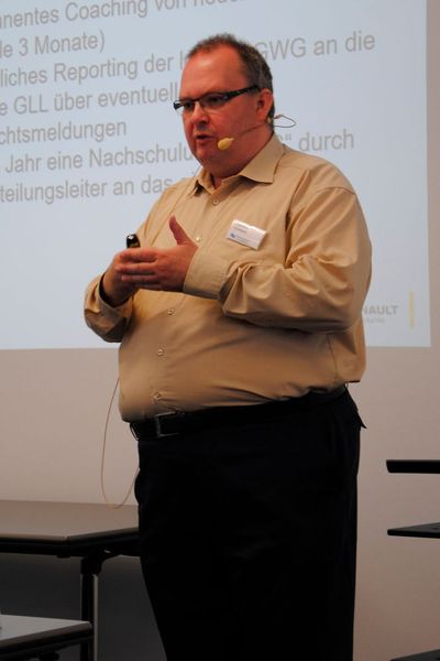 Wer sich intensiv mit der Geldwäscheprävention auseinandersetzt, entdeckt meist Überraschungen im Unternehmen. Carsten Corbach, Geldwäschebeauftragter der Renault Retail Group Deutschland, zeigte dies anhand von Beispielen aus den Renault-Niederlassungen auf.  (Baeuchle/»kfz-betrieb«)