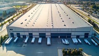 adobestock-1268302668-ahmadtriwahyuutomo-logistikstandorte-1000x562v1 (Bild: © AhmadTriwahyuutomo/stock.adobe.com)