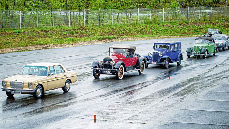 Auf einer Fläche von rund 130.000 Quadratmetern stehen auf dem FSZN verschiedene Frei- und Trainingsflächen zur Verfügung. Von Hindernissen über den Straßenbelag-Wechsel bis zur Schleuderplatte stehen diverse Übungsszenarien zur Auswahl. (Bild: Thommy Mardo)