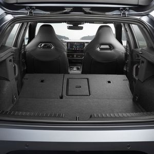 Der Kofferraum fasst mindestens 620 Liter und ist auf 1.600 Liter erweiterbar.(Bild:  Autoren-Union Mobilität/Seat)